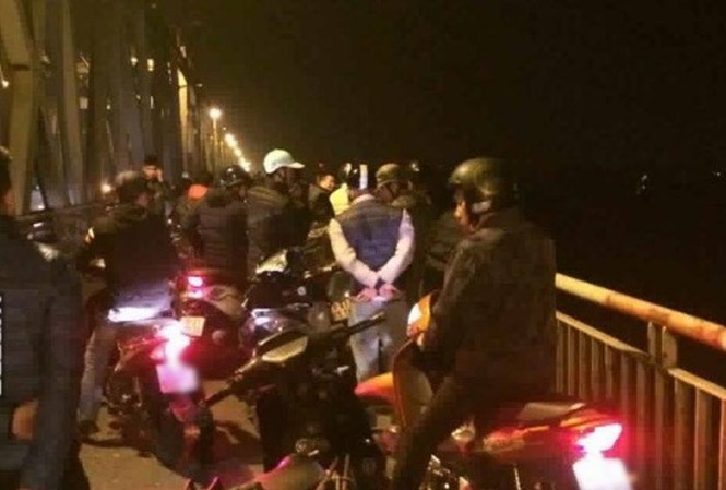 Nam thanh niên rơi từ cầu Chương Dương tử vong Nam thanh niên rơi từ cầu Chương Dương tử vong