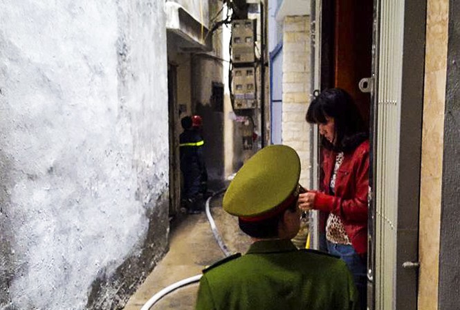 Cháy nhà trong ngõ, người dân tháo chạy tán loạn Đám cháy nằm sâu trong ngõ.