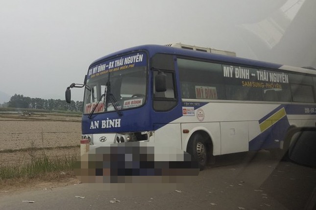 Nam thanh niên chết thảm dưới gầm xe khách ở Hà Nội Hiện trường vụ tai nạn.