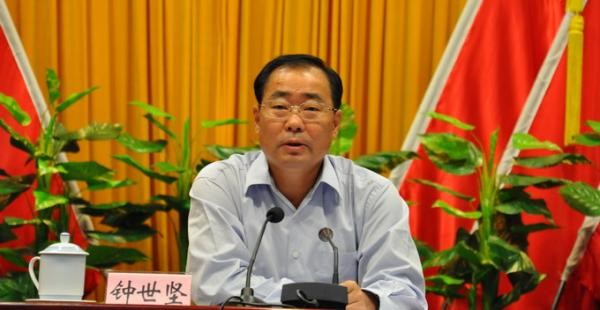 Khám nhà quan thanh tra thu 'rượu ngàn chai, tiền hàng bó' Chung Thế Kiên
