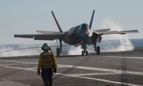 Trump giúp quân đội Mỹ mua tiêm kích F-35 giá rẻ Tiêm kích F-35C hạ cánh trên tàu sân bay Mỹ. Ảnh: US Navy