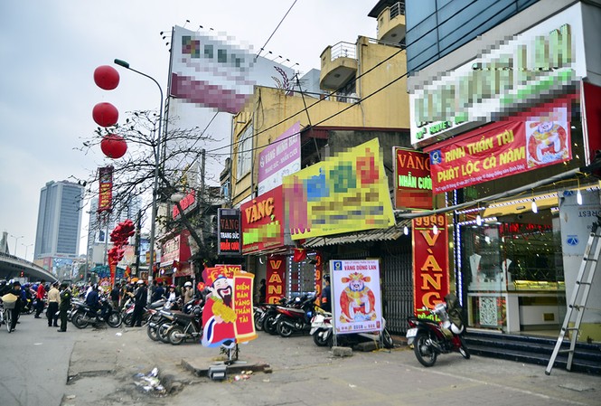 “Nơi chen nhau, chỗ đìu hiu“ mua vàng ngày Thần tài Chỉ cách nhau vài bước chân nhưng 2 cửa hàng vàng vắng vẻ so với một cửa hàng đông nghịt khách.