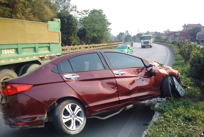 Honda Civic biến dạng kỳ quái sau cú bay qua dải phân cách Vụ tai nạn xảy ra vào khoảng 16h hôm nay (10/4) trên quốc lộ 1A đoạn qua địa bàn huyện Hậu Lộc, Thanh Hoá.
