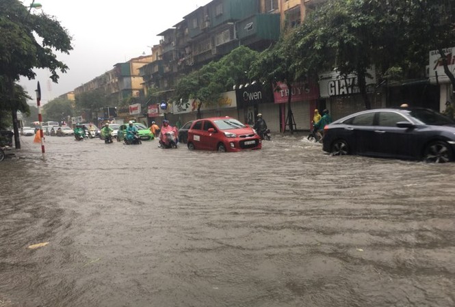 Hà Nội tiếp tục có mưa dông đến ngày 22/7 Nhiều tuyến phố Thủ đô ngập sâu trong cơn mưa lớn sáng 17/7. Ảnh: Thanh Hà