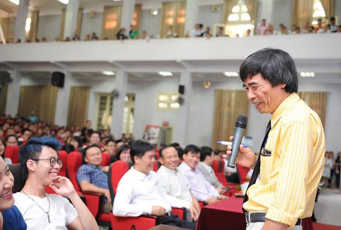 Sinh viên Hà Nội giao lưu với TS. Lê Thẩm Dương TS. Lê Thẩm Dương nói chuyện với tân sinh viên.