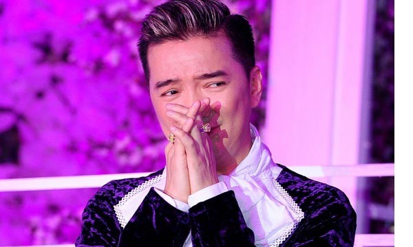 Tại sao Đàm Vĩnh Hưng từ chối sang Mỹ với bạn gái? Tại sao Đàm Vĩnh Hưng từ chối sang Mỹ với bạn gái?