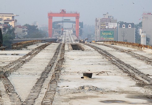 Hợp long toàn tuyến đường sắt đô thị Cát Linh - Hà Đông Các phiến dầm được nối thông toàn tuyến dài 13km. Ảnh: Đ.Loan.