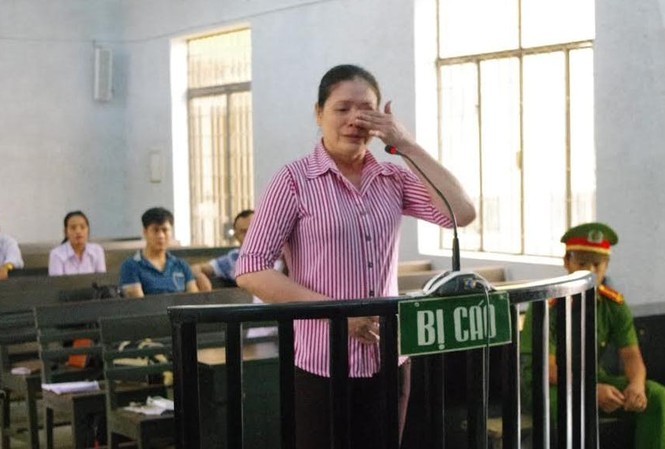 Bị xử chạy án, nữ bị cáo khai có clip nóng với cựu kiểm sát viên Bị cáo Hằng khóc, kêu oan tại Tòa.