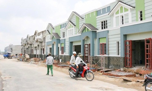 Cơn sốt nhà xây sẵn lan rộng ở Sài Gòn Một dự án nhà phố xây sẵn đang giao dịch sôi động phía Tây Bắc TP HCM. Ảnh: Vũ Lê.
