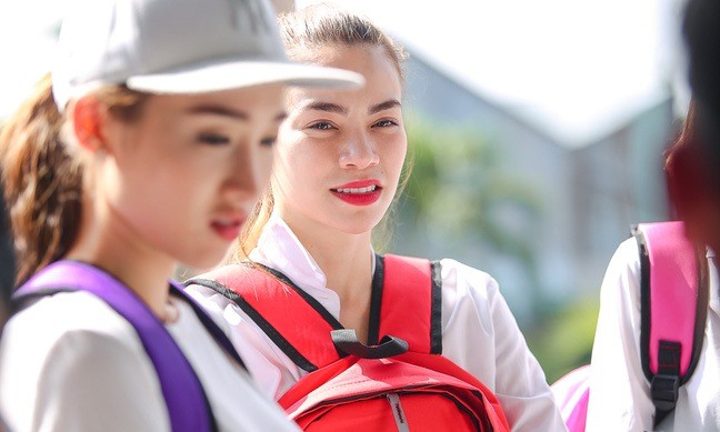 Hồ Ngọc Hà hủy show để về Quảng Bình cứu trợ mưa lũ Hồ Ngọc Hà trong một lần đi làm từ thiện.