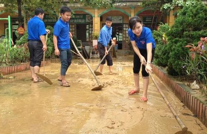 Khẩn trương khắc phục hậu quả 10 trường học tại rốn lũ Hương Khê Khẩn trương khắc phục hậu quả 10 trường học tại rốn lũ Hương Khê