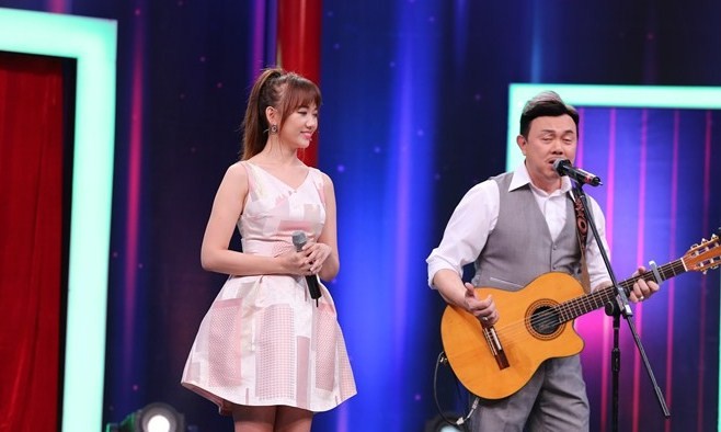 Chí Tài song ca hit ‘Anh cứ đi đi’ với Hari Won ‘gây bão’ Hình ảnh Chí Tài và Hari Won khi thể hiện ca khúc "Anh cứ đi đi". Ảnh: Chí Nhân.