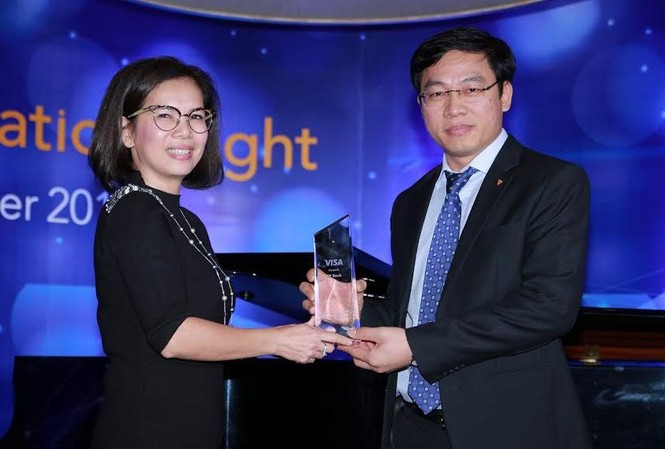 TPBank đứng đầu về doanh số thanh toán thẻ Visa Debit năm 2016 Ông Đinh Văn Chiến Phó Tổng Giám đốc - Giám đốc Khối Ngân hàng cá nhân của TPBank thay mặt Ngân hàng nhận giải thưởng từ Visa.