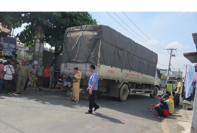 Cô gái trẻ chết thảm dưới bánh xe tải ở Sài Gòn Hiện trường tai nạn.