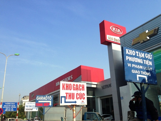 Cận cảnh đất vàng Cảng Hà Nội bị “xẻ thịt” cho thuê Khu giáp mặt đường Trần Quang Khải được cắt ra cho thương hiệu ô tô làm nơi trưng bày sản phẩm. Cùng vời đó là hàng loạt biển chỉ dẫn vào các kho bãi, văn phòng ở phía trong.