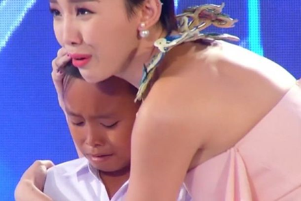 Hồ Văn Cường, cậu bé hát đám cưới thành sứ giả của cảm xúc Hồ Văn Cường thu hút sự chú ý của dư luận ngay từ lần đầu tiên xuất hiện trong chương trình "Thần tượng âm nhạc nhí".