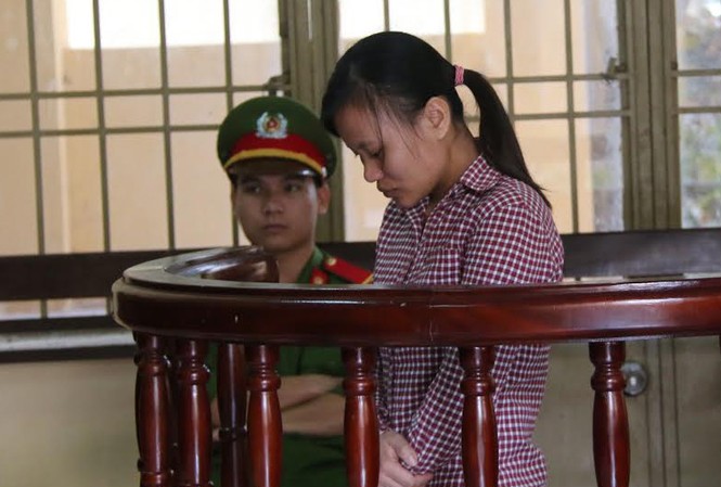 Thiếu nữ sát hại 'mẹ nuôi' vì bị ép quan hệ đồng tính Bị cáo Lê Thị Kim Hằng tại tòa.