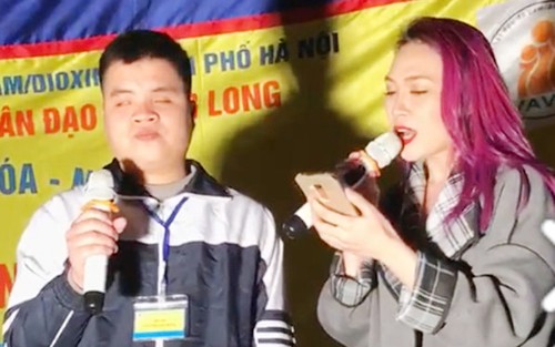 'Ca sĩ Mỹ Tâm hát cùng chàng trai khiếm thị' vào đề thi Văn Ca sĩ Mỹ Tâm hát cùng chàng trai khiếm thị. Ảnh: Cắt từ clip