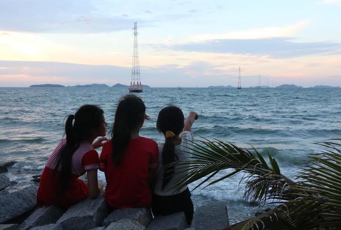 Xã đảo Hòn Nghệ có điện lưới quốc gia Người dân xã đảo Hòn Nghệ vui mừng khi đón nhận điện lưới quốc gia.