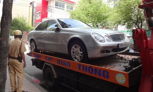 Sẽ cẩu xe, khóa bánh các ô tô dừng đỗ trái phép Ảnh minh họa.