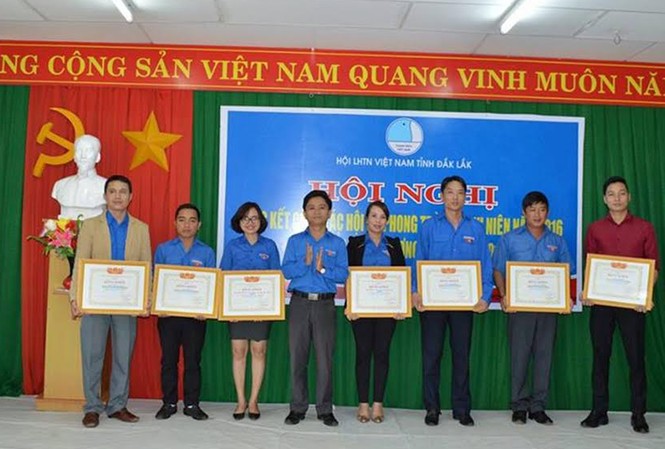 Đắk Lắk: Tặng bằng khen cho thanh niên xuất sắc Tặng bằng khen cho thanh niên xuất sắc.