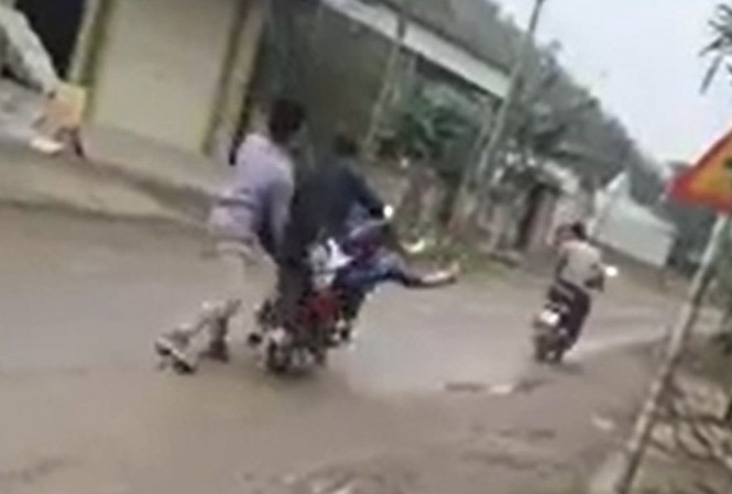 Thiếu nữ gào khóc vì bị nhóm thanh niên bắt về làm vợ Cô gái bị nhóm thanh niên bắt lên xe máy.