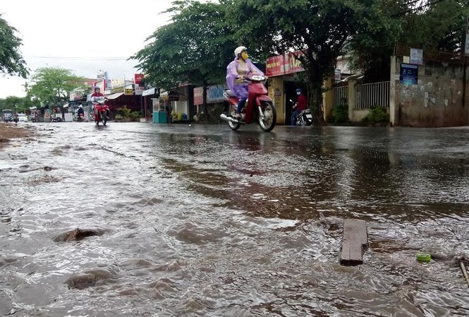 Mưa giông bất thường giữa mùa khô ở Đắk Lắk Lượng nước đổ về ngập các đoạn đường.