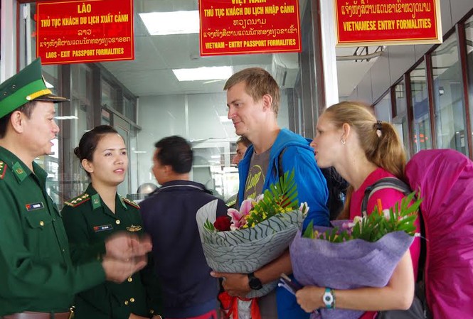 Đón 2 khách quốc tế đầu tiên vào Việt Nam bằng thị thực điện tử Đại diện Đồn Biên phòng Cửa khẩu Quốc tế Lao Bảo tặng hoa cho hai vị khách quốc tế đầu tiên nhập cảnh bằng thị thực điện tử qua đường bộ.