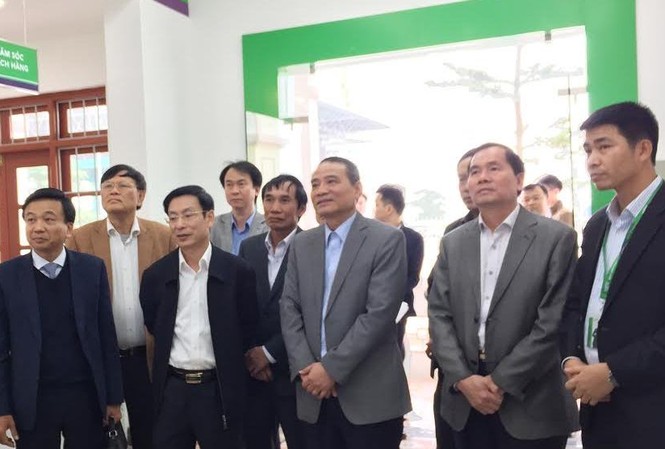 Bộ trưởng Giao thông yêu cầu đẩy nhanh thu phí không dừng Bộ trưởng GTVT Trương Quang Nghĩa (thứ 3 từ phải qua) kiểm tra điểm dịch vụ thu phí không dừng của VETC.