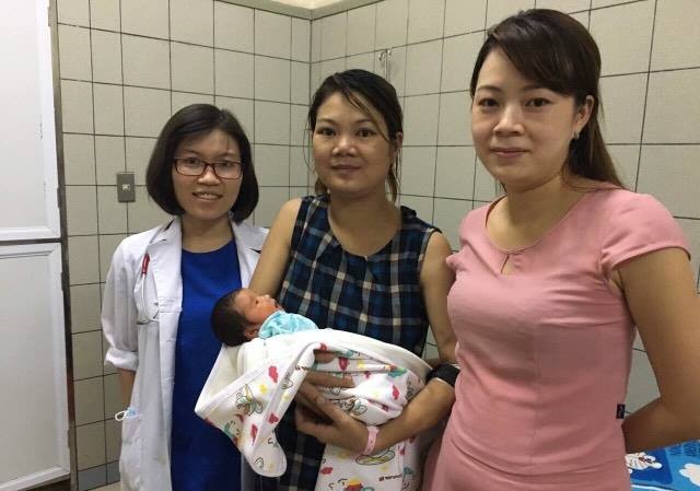 Chạy thận nhân tạo 7 năm vẫn sinh con an toàn Mẹ con sản phụ Nguyễn Thị Mơ, bệnh nhân chạy thận nhân tạo đã sinh con an toàn