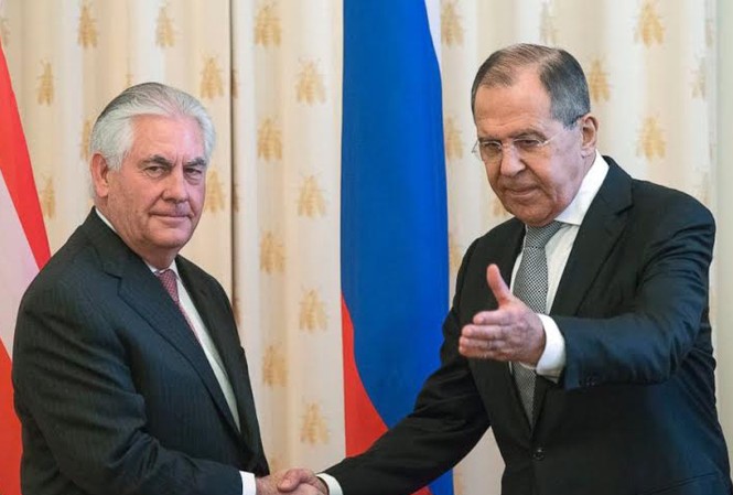 “Hai cường quốc hạt nhân không thể có loại quan hệ như vậy” Ngoại trưởng Nga Sergei Lavrov (phải) và người đồng cấp Mỹ Rex Tillerson trước lúc hội đàm ngày 12/4 tại Mátxcơva. Ảnh: AP.