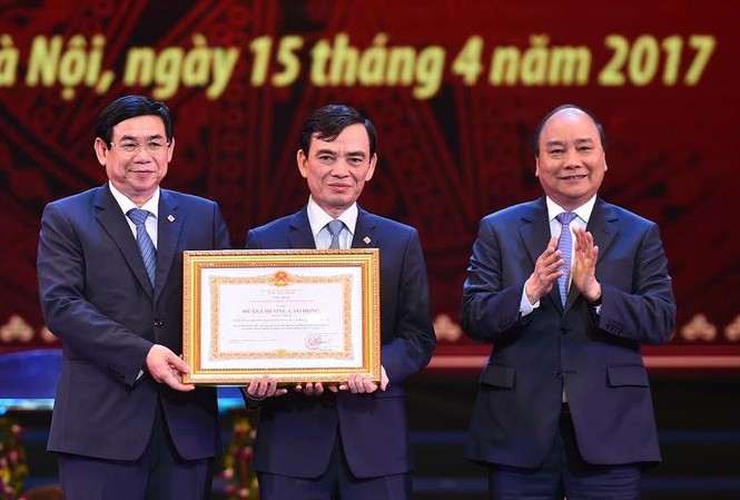 BIDV phải trở thành ngân hàng thương mại hàng đầu khu vực Thay mặt lãnh đạo Đảng, Nhà nước, Thủ tướng trao tặng BIDV Huân chương Lao Động hạng nhất.