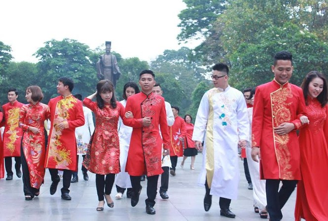 Khoảnh khắc ấn tượng 40 cặp đôi dâng hương tại Tượng đài Lý Thái Tổ Khoảnh khắc ấn tượng 40 cặp đôi dâng hương tại Tượng đài Lý Thái Tổ