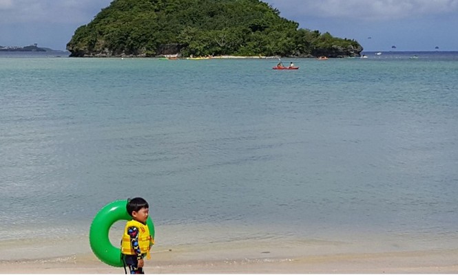 Guam tìm cách thoát khỏi thân phận thuộc địa Mỹ Mỗi bãi biển ở Guam. Ảnh: AP.