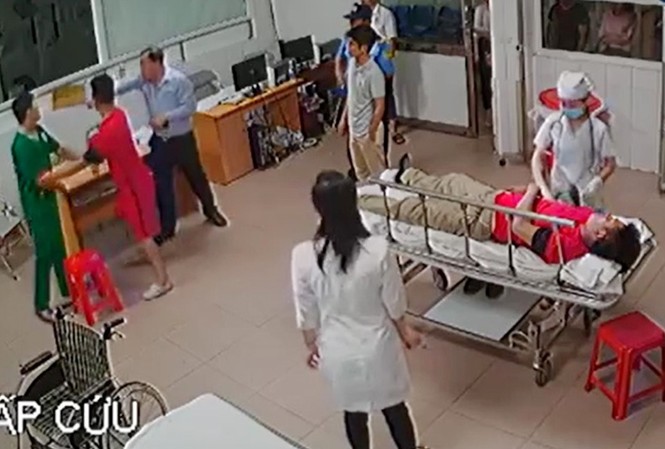 Tin mới vụ giám đốc tát nữ bác sĩ ở Nghệ An Giám đốc đánh bác sỹ, 2 bảo vệ không can ngăn kịp thời bị đuổi việc. Ảnh chụp từ clip.