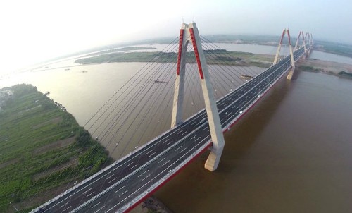 Hà Nội cấm người đi bộ qua cầu Nhật Tân Cầu Nhật Tân (dài trên 7.750 m, đường dẫn 5.170 m, rộng 33,2m) sẽ được khánh thành vào ngày 4/1/2015. Ảnh: Xuân Hoa.