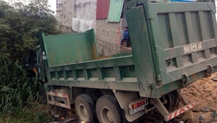 Khởi tố tài xế 'xe điên' 3 lần tông vào CSGT để trốn Chiếc xe "điên" chỉ dừng lại sau khi lao xuống vườn nhà dân