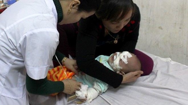 Bé 6 tháng tuổi khóc đòi sữa sau khi mẹ bị truy sát tử vong Bé Thùy Linh vẫn đang được các bác sĩ chăm sóc, theo dõi tại bệnh viện Sản - Nhi Nghệ An