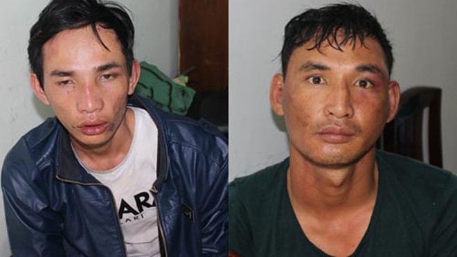 Ngồi sau xe máy đếm tiền, bị cướp nóng trên tay Nguyễn Văn Vương (bên trái) và anh Nguyễn Văn Nhất tại cơ quan công an