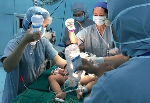 Chồng sát hại vợ, con rồi uống thuốc độc tự tử? Bé Long được cấp cứu tại bệnh viện. Ảnh: Trương Quang Định