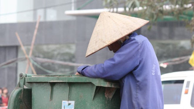 Hà Nội chứng nhận 'hộ nghèo' lên biên lai phí đường bộ Người nghèo thủ đô sẽ được cấp biên lai phí đường bộ có ghi chữ "Hộ nghèo". Ảnh:Võ Hải