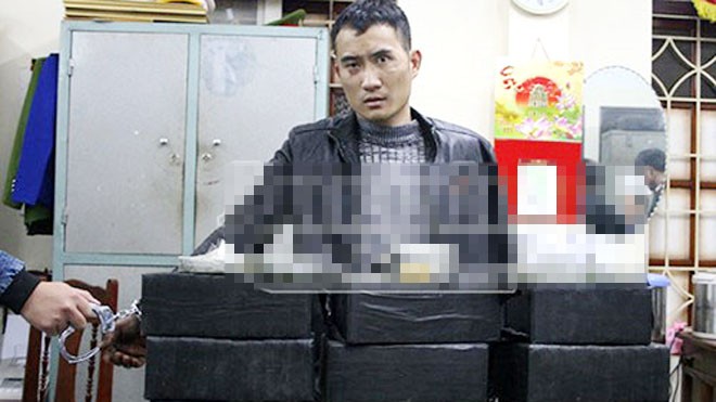 Dùng xe tải vận chuyển 103 bánh heroin Đối tượng Trần Đức Duy bị bắt khi đang vận chuyển 94 bánh heroin