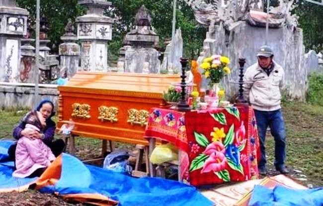 Phát hiện thi thể thầy giáo đã phân hủy trong tư thế treo cổ Gia đình tổ chức an táng cho nạn nhân