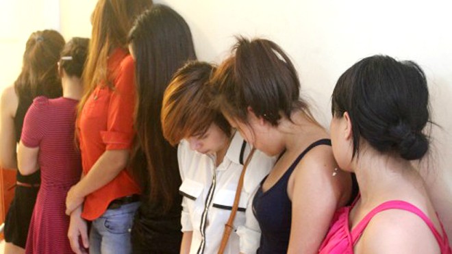 Hà Nội đề xuất tăng mức xử phạt người mua dâm Thành phố Hà Nội cho hay, việc xử phạt hành chính không có tác dụng răn đe, hầu hết người bán dâm vẫn tái phạm. Ảnh: Việt Dũng