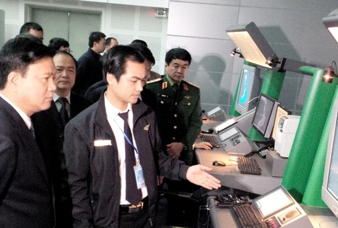 Trung tâm kiểm soát không lưu hiện đại nhất VN hoạt động Bộ trưởng GTVT Đinh La Thăng tới động viên các cán bộ tại Trung tâm Kiểm soát không lưu Hà Nội.