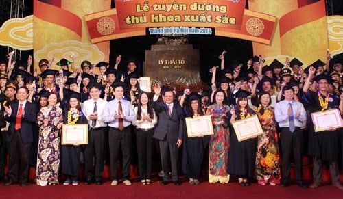 Người ngoại tỉnh muốn thi công chức Hà Nội phải có bằng tiến sỹ Hà Nội luôn có cơ chế đặc cách xét tuyển đối với những người tốt nghiệp thủ khoa đại học trong nước, loại giỏi ở nước ngoài