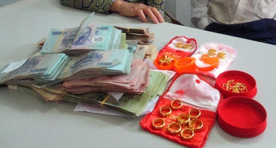 Hoang báo mất 800 triệu đồng và 40 lượng vàng để đuổi... cháu Số tiền và vàng mà bà Ưa giấu