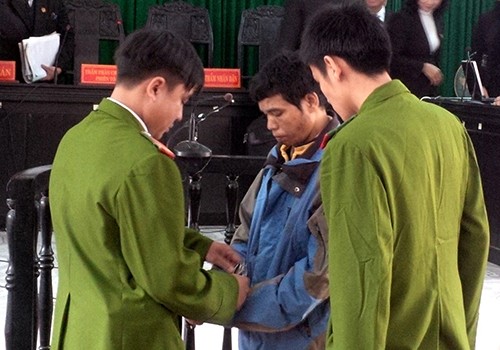 Bé 9 tuổi bị cưỡng bức trong hố công sự Tại tòa, Nguyễn Văn Liều đã xin được giảm nhẹ hình phạt. Ảnh: Đắc Đức