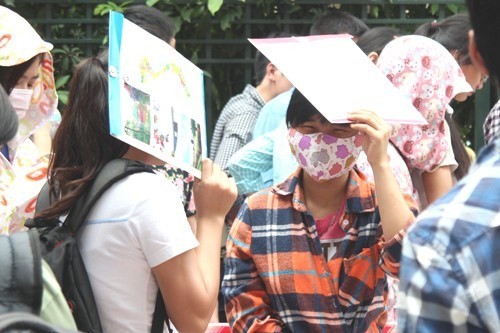 Tuyển công chức Hà Nội: 'Khắt khe' với người ngoại tỉnh vì lý gì? Quy định người không có hộ khẩu tại Hà Nội muốn thi công chức phải có bằng thạc sĩ, tiến sĩ theo độ tuồi nhất định nhận được nhiều ý kiến trái chiều. Ảnh minh họa