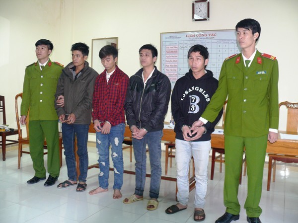 Nghi can liên quan vụ đánh trưởng công an xã bị bắt Các nghi can có lệnh truy nã bị bắt giữ.